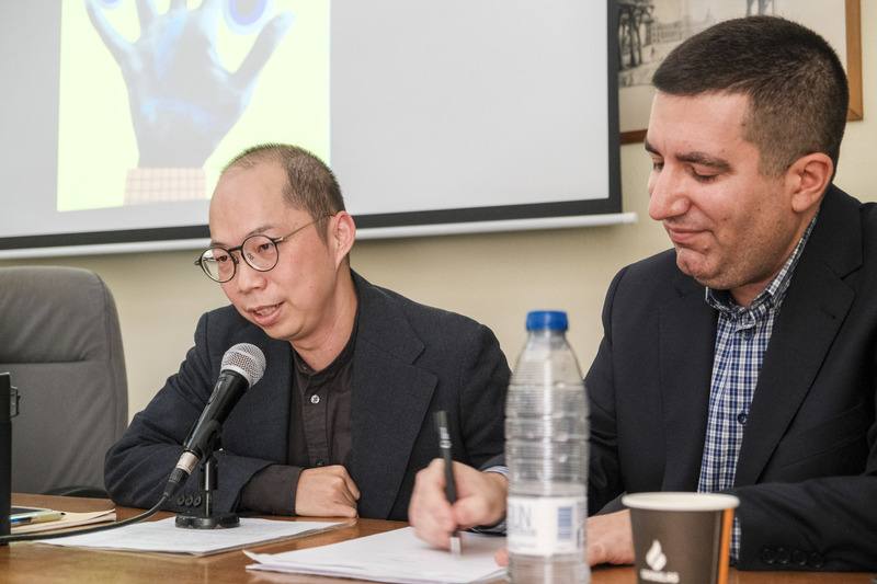 台灣作家黃崇凱（左）的小說「新寶島」在2024年獲得文化部外譯補助，由馬德里康普頓斯大學東亞研究系教授馬里奧博士（右）翻譯成西班牙文於今日出版。黃崇凱赴西班牙參與新書巡迴講座，19日在馬德里康普頓斯大學文學院向學生導讀。