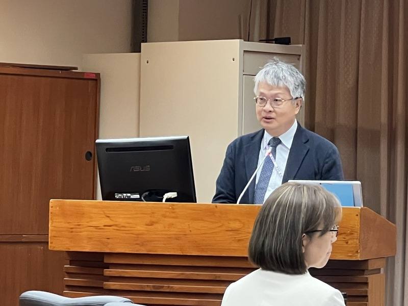 教部次長劉國偉（圖）20日到立法院教育及文化委員會做「如何防範不當之短影音及社群平台兒少內容，加強數位及媒體素養」專題報告，引述多篇海內外研究，分析短影音對未成年學生造成的影響