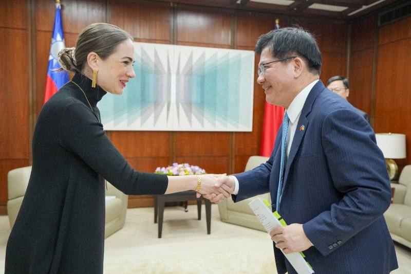 外交部長林佳龍（右）歡迎馬特維丘克主席（Oleksandra Matviichuk，左）二度訪台