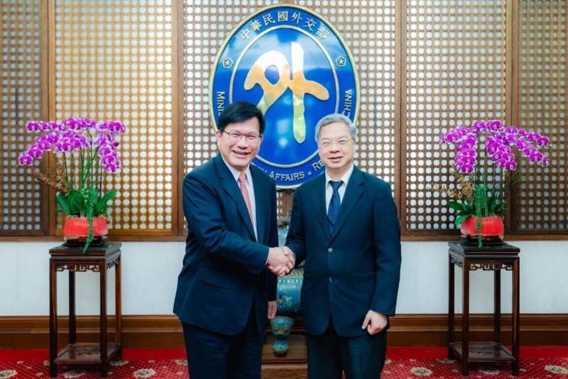 外交部長林佳龍（左）及經濟部長龔明鑫（右）合影