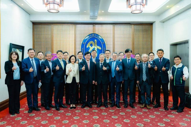 外交部長林佳龍（前排左六）、經濟部長龔明鑫（前排左七）及兩部人員團體合影