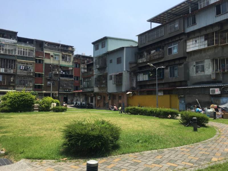 台北市都市更新處表示，歷經8年整合，「士林海光公辦都更案（延平北路警察宿舍）」正式開工，將興建地上15層、地下3層建築，預定2029年完工。圖為都更案基地現況。（都更處提供）