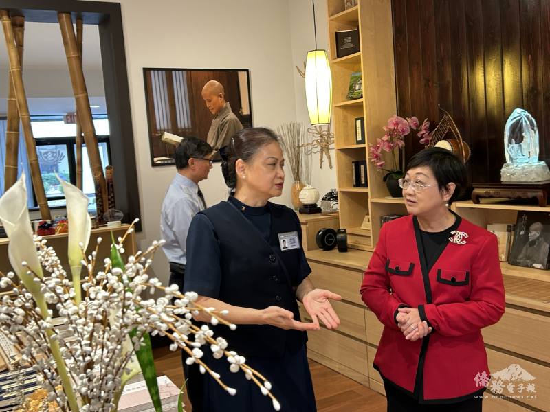 慈濟基金會亞特蘭大支會師姐向徐佳青說會務推動形