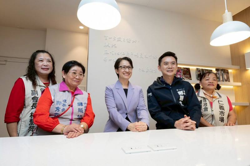 蕭美琴副總統21日下午前往新竹縣參訪竹北仁義市場