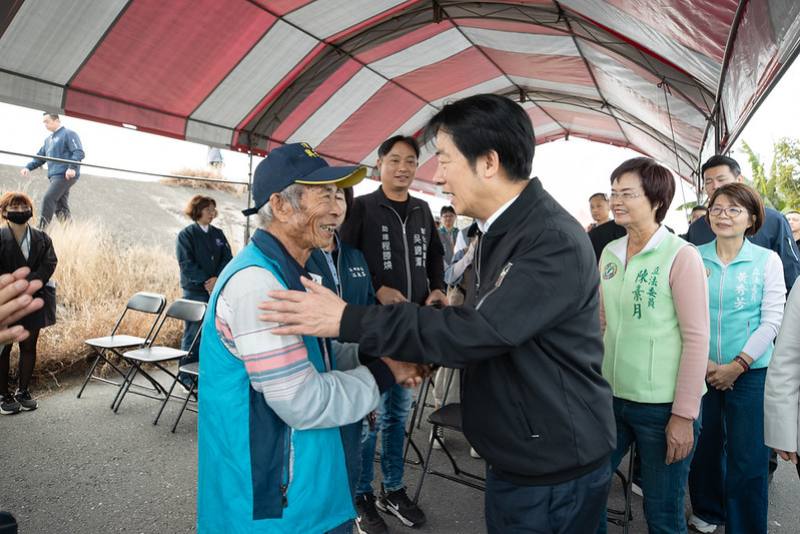 賴清德總統21日上午前往彰化關心公地放領政策執行情形時指出，政府照顧農民與勞工的核心目標一致，要讓每位國人都能獲得安定生活