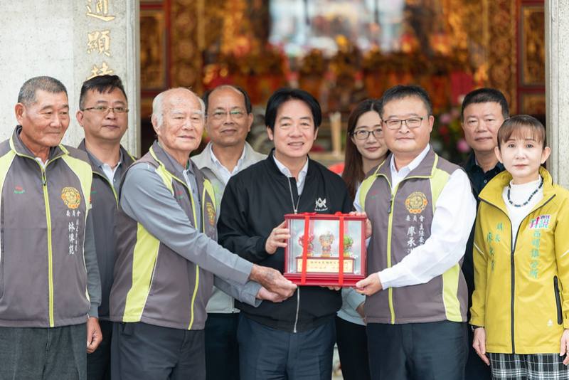 總統前往「西螺吳厝朝興宮」參香祈福