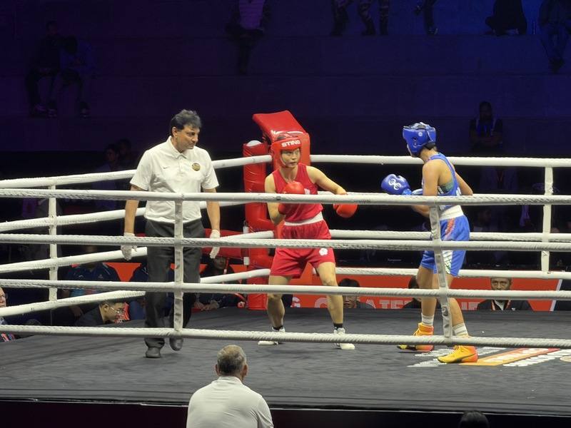 台灣拳擊女將吳詩儀（紅衣）20日在WB盃總決賽女子57公斤級冠軍戰落敗，為台灣帶回一面銀牌。