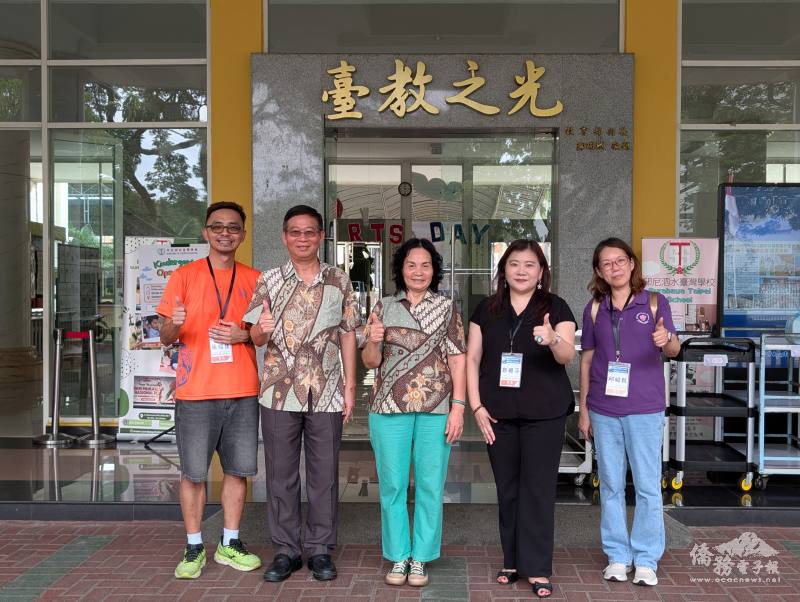 吉臺校率隊師長與泗水臺校董事長陳麗華（中）、校長楊順富（左2）合影