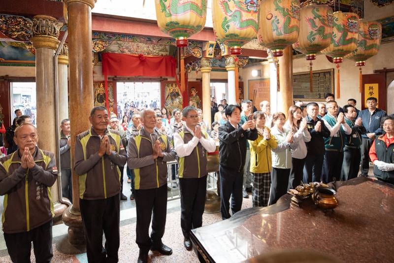 賴清德總統21日上午前往雲林「西螺吳厝朝興宮」參香祈福暨致贈匾額「慈雲吐澤」