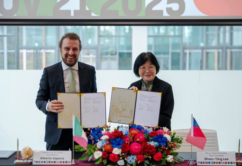 逢甲大學21日與義大利杜林理工大學（POLITO）等4所義大利學校簽署合作備忘錄（MOU），由逢甲大學副校長黎淑婷（右）代表與杜林理工大學簽約。（逢甲大學提供）