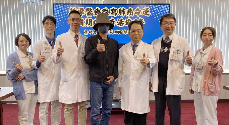 11月是世界肺癌月，台中榮總胸腔部20日舉行記者會，提醒民眾關注肺部健康，並指出隨著科技突破與精準醫療應用，許多病患在合適治療與照護下也能長期存活。（台中榮總提供）