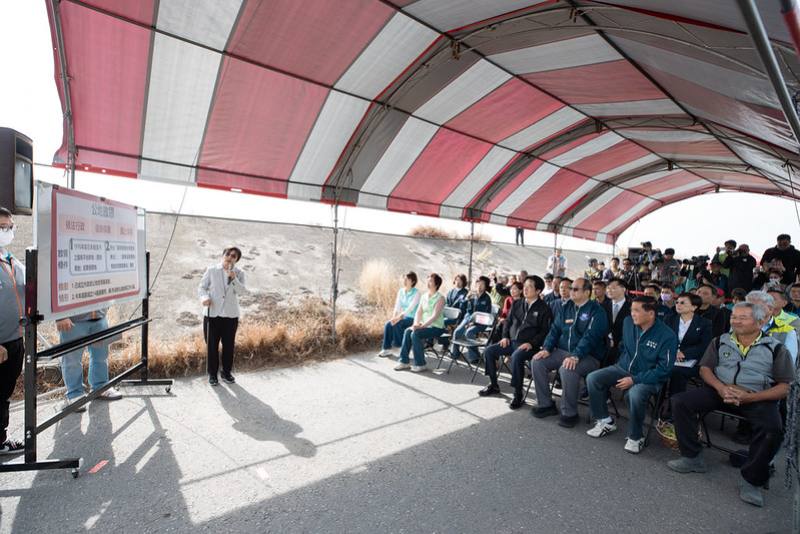 總統抵達後，首先聽取內政部劉世芳部長簡報公地放領計畫及當地農民代表分享耕作狀況