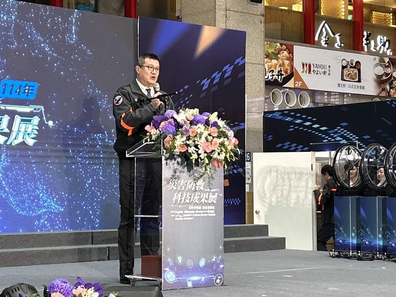 內政部消防署21日在台北車站舉辦「114年災害防救科技韌性成果展」，內政部次長馬士元出席開幕式致詞時指出，消防新科技的應用經驗，必須逐步導引至第一線的鄉鎮市區公所、民眾、志工等。