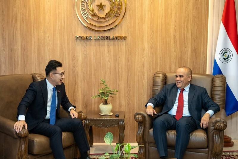 立法院副院長江啟臣（左）20日率跨黨派立委代表團拜會巴拉圭參議院議長努涅斯（右），江啟臣指出，台巴68年邦誼建立在具體合作的基礎上，台灣與巴拉圭不僅是朋友，更是兄弟、是一家人。 （立法院提供）