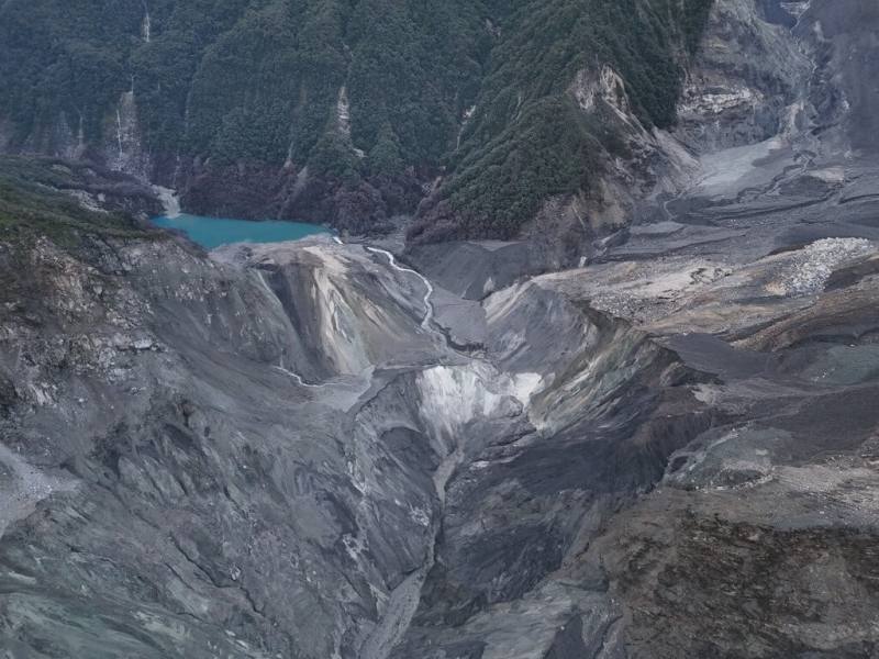 林業保育署花蓮分署監測，馬太鞍溪堰塞湖穩定溢流，蓄水量約31萬立方公尺，是9月23日溢流前的0.35%，另外13日形成並溢流的第3個小型堰塞湖，21日空拍機觀測，已完全溢流沖刷並消失，河道恢復一般流路。（林業保育署花蓮分署提供）