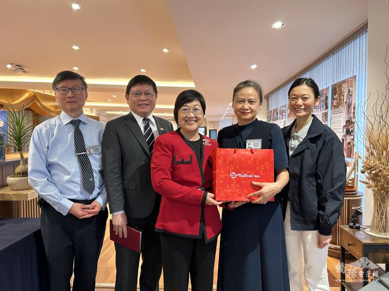 徐佳青致贈慈濟基金會亞特蘭大支會紀念品