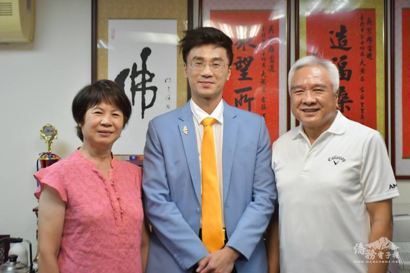 張桂銘與父母合影，父親張寶川勉勵兒子一步一腳印，造福產業與社會。