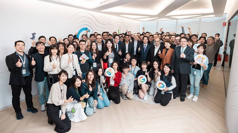 President Lai poses for a photo at Google’s AI Infrastructure Engineering Center in Taiwan.