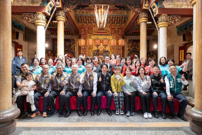 總統與出席人員合影