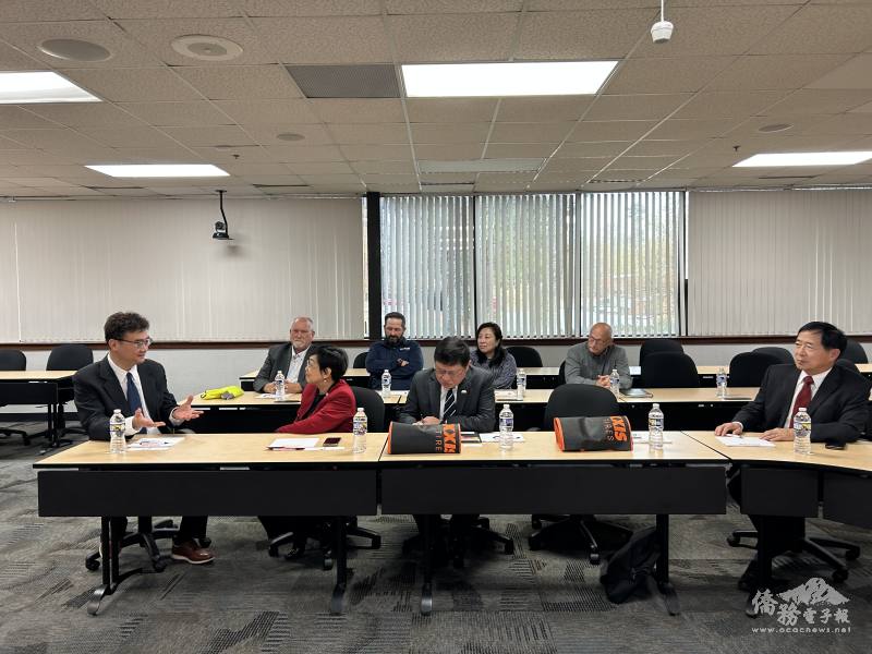 北美正新輪胎總經理李宏文(前排左1)向徐佳青(前排左2)介紹公司營運概況