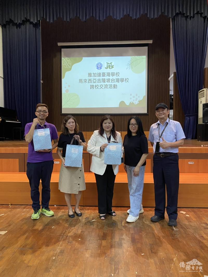 吉臺校率隊師長與雅臺校家長會長劉金英（右2）、校長張晉福（右1）合影