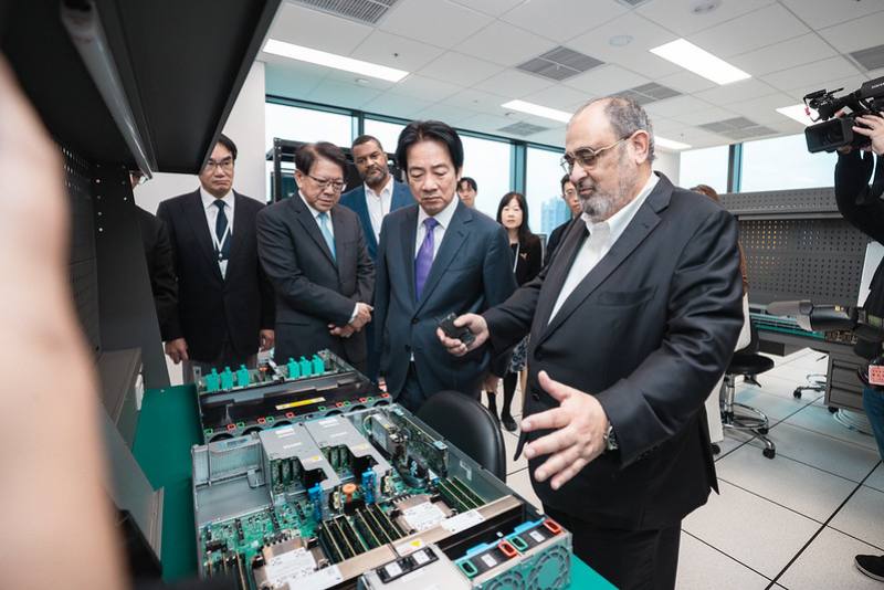 President Lai tours Google’s AI Infrastructure Engineering Center in Taiwan.