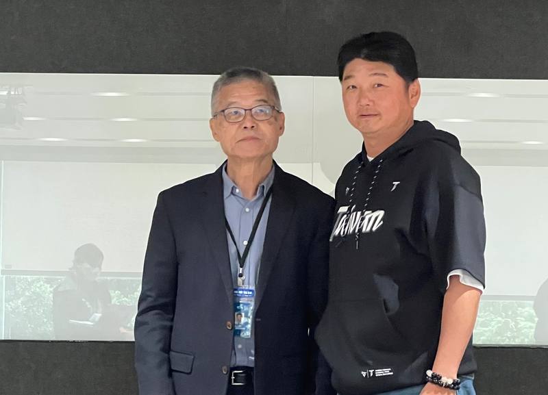 世界棒球經典賽（WBC）將於2026年3月登場，台灣隊20日在中職聯盟召開選訓會議，總教練曾豪駒（右）受訪透露，目前設定43人名單展開第一階段集訓。左為中職秘書長楊清瓏。