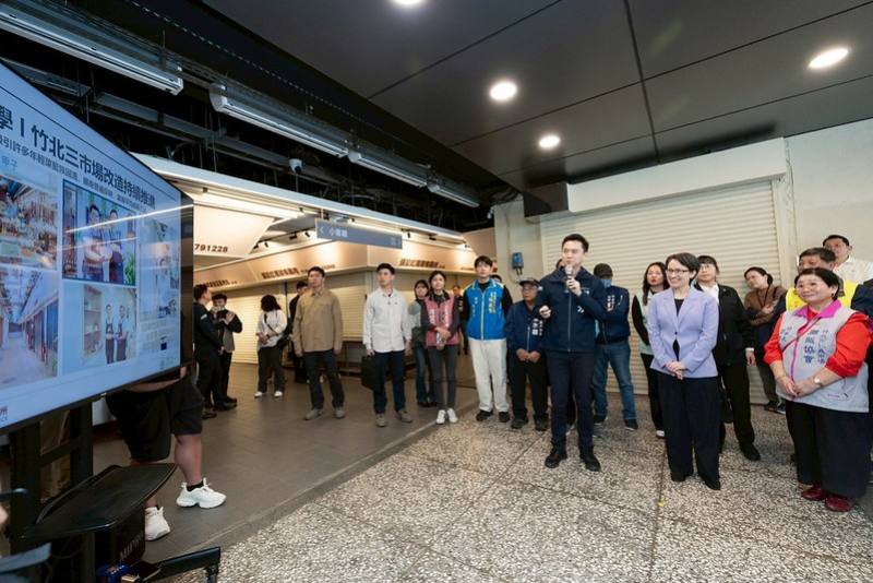 副總統抵達後，聽取竹北市鄭朝方市長導覽介紹市場改造過程