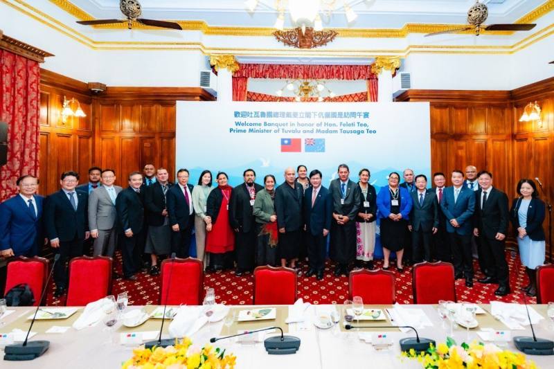 外交部長林佳龍（前排右七）與吐瓦魯國總理戴斐立（Feleti Teo）伉儷（前排右八、右九）訪團成員及與會貴賓合影