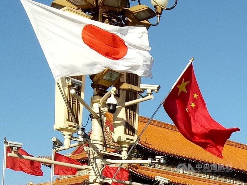 圖為中國國旗與日本國旗。（中央社檔案照片）