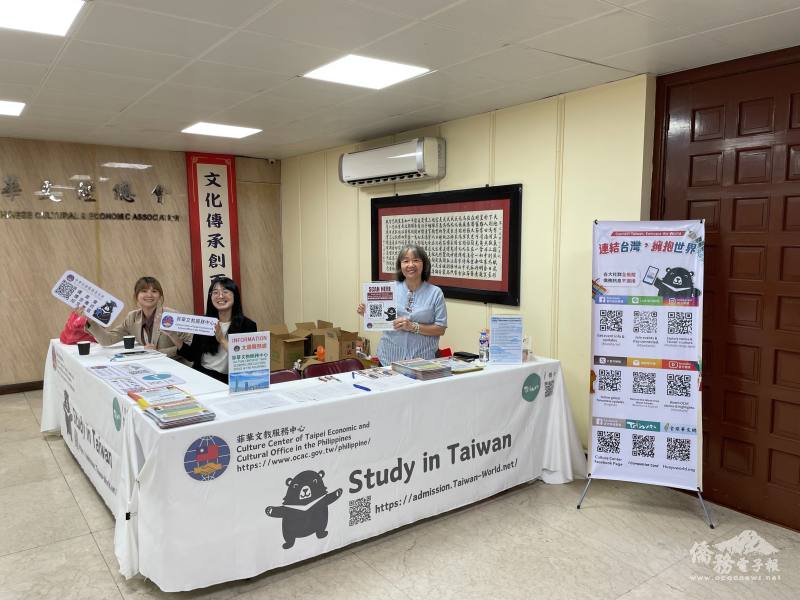 菲華文教中心現場設攤介紹僑生專班制度，同時鼓勵僑民申辦i僑卡。僑委會專員鄭心茹及科員楊子潔也協助諮詢。