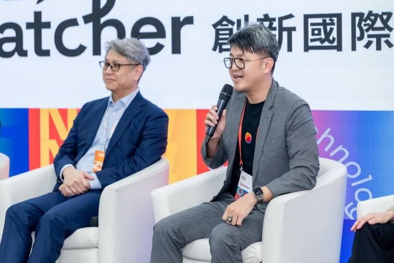 台灣大哥大個人用戶事業商務長林東閔（右）參與「2025 Google Project Hatcher創新國際論壇」，他表示，AI已從傳統的文字問答模式，進化為能依據即時情境生成互動式、客製化介面的智慧體系，未來人機互動將朝更直覺的方向演進，正逐步由「低頭世代」邁向「抬頭世代」。（台灣大提供）