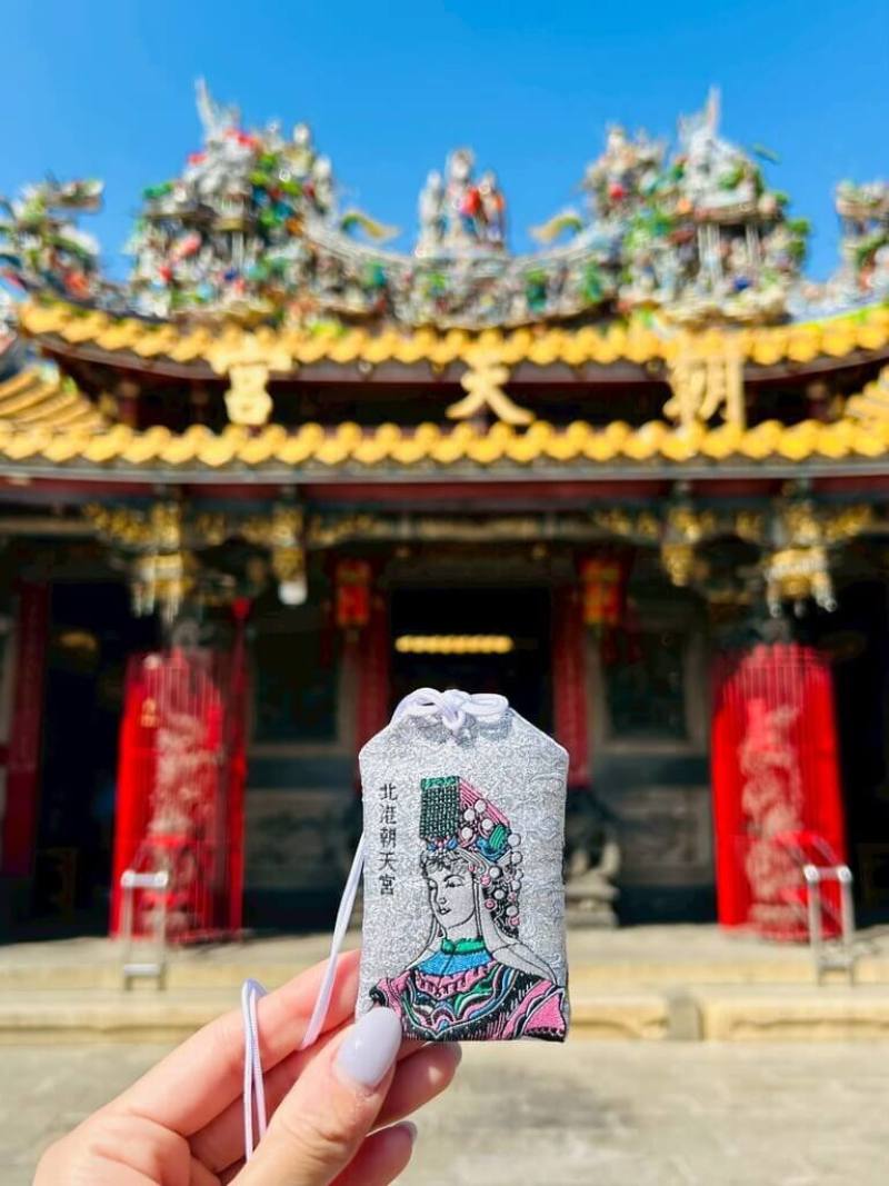 中華文化總會邀請設計師林佳齡操刀設計「艋舺青山宮X北港朝天宮聯名香火袋」，為「2025萬華大鬧熱」活動揭開序幕。（文總提供）