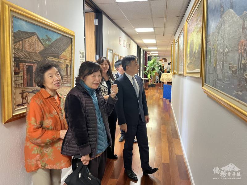 伍志翔觀賞會館收藏臺灣藝術家徐麗芬作品。