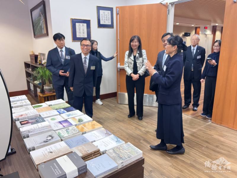 伍志翔參觀靜思書軒。