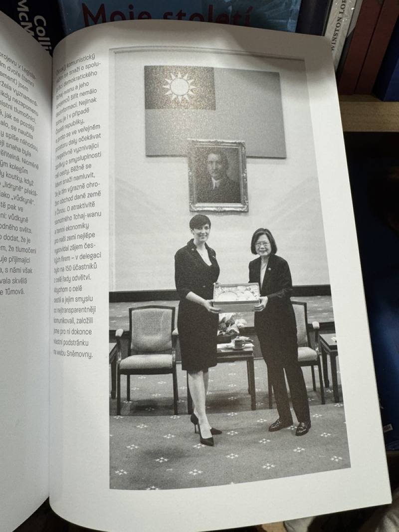 甫卸任捷克眾議長的艾達莫娃在她的新書「我不是糖做的，也不是鐵做的」中，分享2023年率團訪問台灣的經歷。圖為艾達莫娃與時任總統蔡英文合影