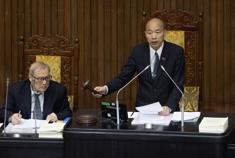 立法院21日下午繼續召開院會，處理地方制度法部分條文修正草案，刪除直轄市人口超過250萬才能增設第3名副市長的規定，立法院長韓國瑜（右）敲槌宣布法案三讀通過