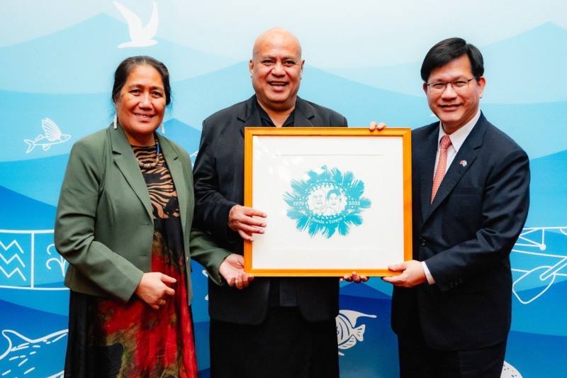 外交部長林佳龍致贈「元首肖像剪紙」予吐瓦魯國總理戴斐立（Feleti Teo）伉儷