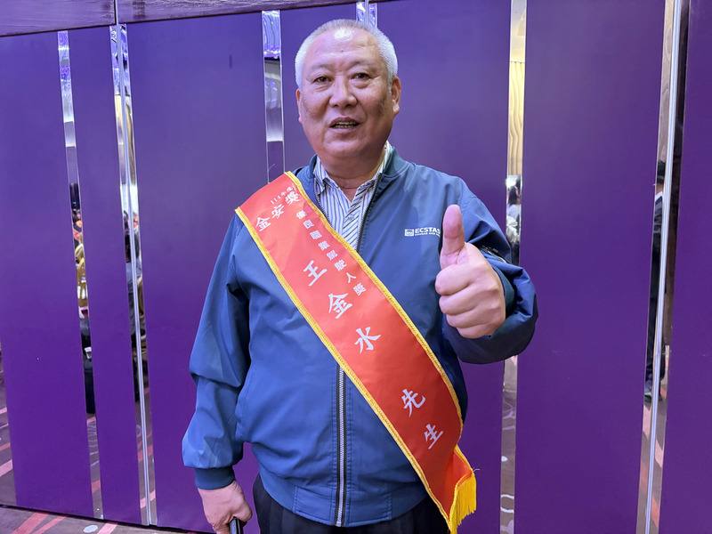 交通部21日舉行金安獎頒獎典禮，優良職業駕駛獲獎者王金水（圖）民國100年起擔任嘉義長庚醫院接駁車駕駛員，服務行動不便的長輩、身心障礙者上下車