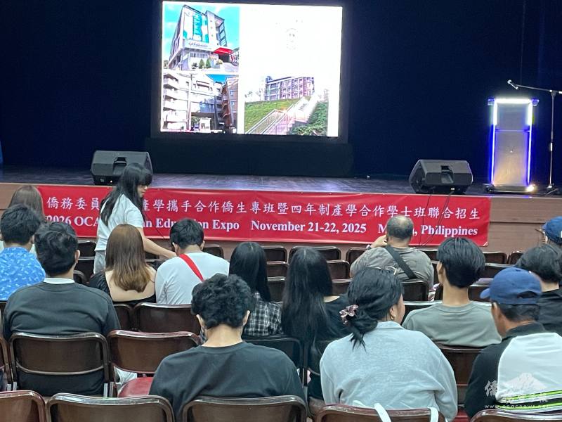 臺灣參展學校以英文向菲律賓學生與家長進行課程簡介。