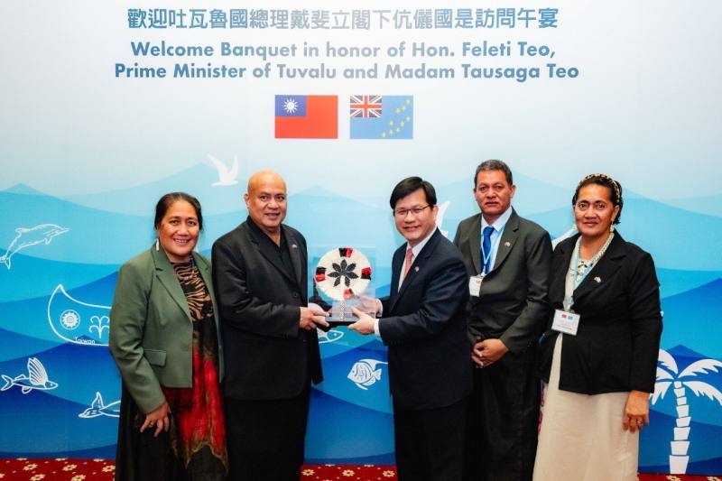 外交部長林佳龍（右三）接受戴斐立（Feleti Teo）總理（左二）訪團贈禮