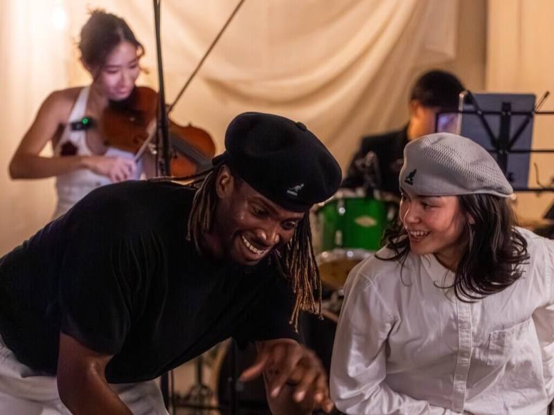 旅美小提琴家林翔翎（Joanne Lin）（後）與美國德州達拉斯舞團Soul Society Collective跨界演出。（TWNY提供）