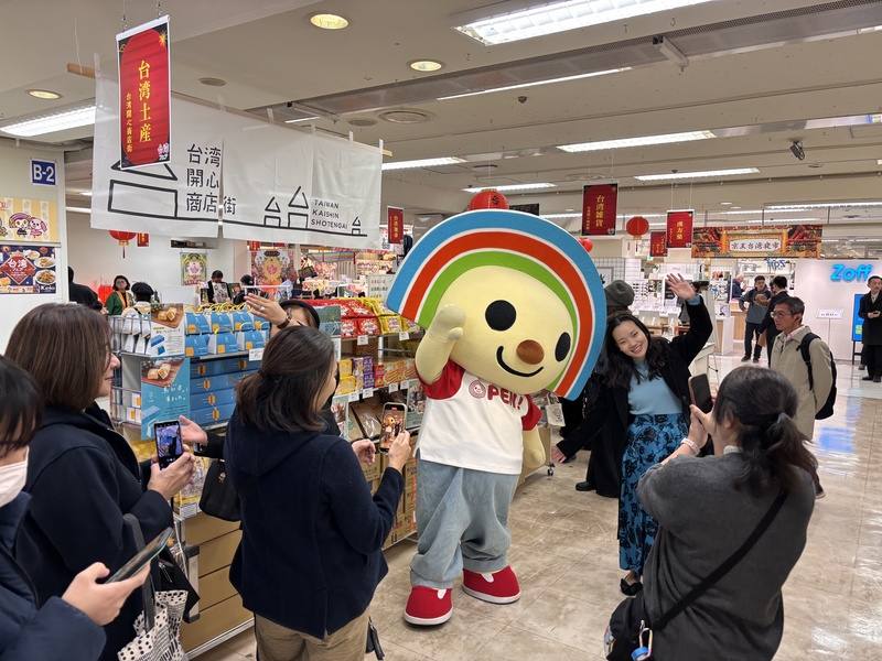 日本京王百貨店新宿店21日起舉辦「京王台灣夜市」，台灣人氣吉祥物「OPEN將」每天現身會場，吸引民眾合影