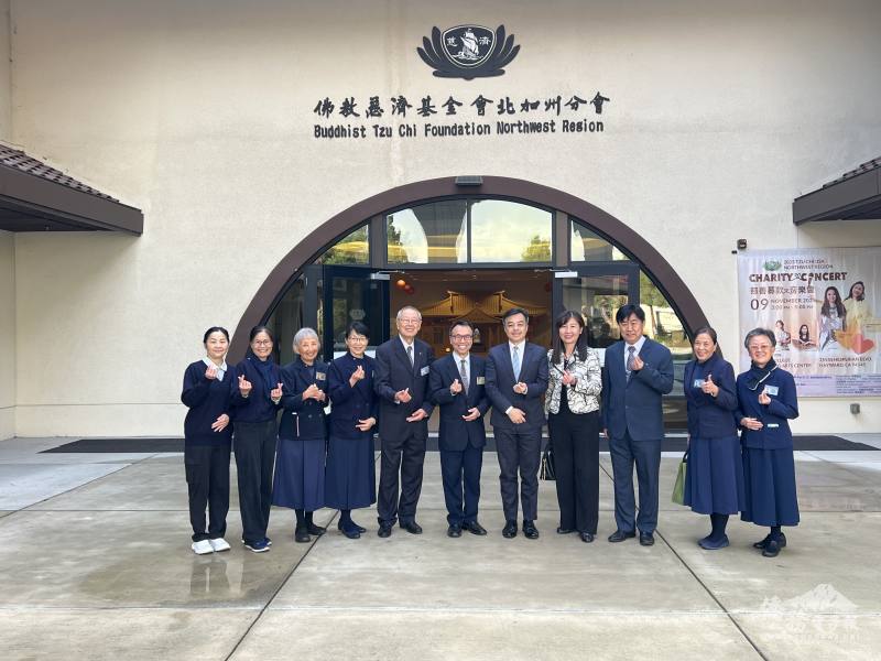伍志翔、莊雅淑到訪慈濟北加州分會，受到執行長黃啟貞及多位師兄、師姊熱情迎接。