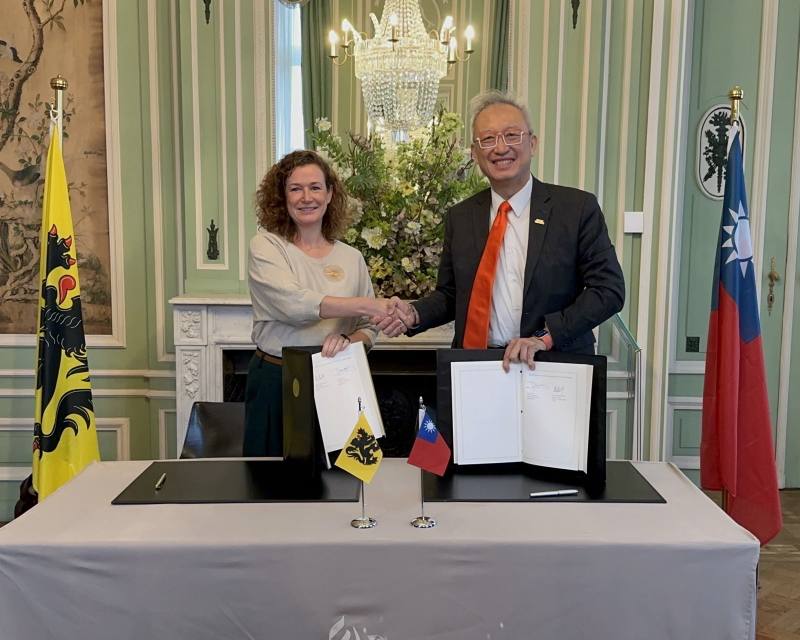 外交部政務次長吳志中（右）及佛拉蒙大區政府外事部秘書長碧寧絲（Julie Bynens）（左）於簽署會議決議後合影留念