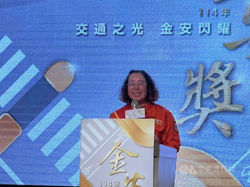 交通部21日舉辦金安獎頒獎記者會，獲獎的義交鄭月琴（圖）在新光三越中港店氣爆案冷靜應變，1分鐘內調度4人指揮交通，後續更在群組內號召20多名義交陸續加入，為救災人員爭取黃金時間