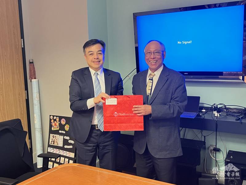 廖俊惠(右)與伍志翔(左)互贈紀念品。