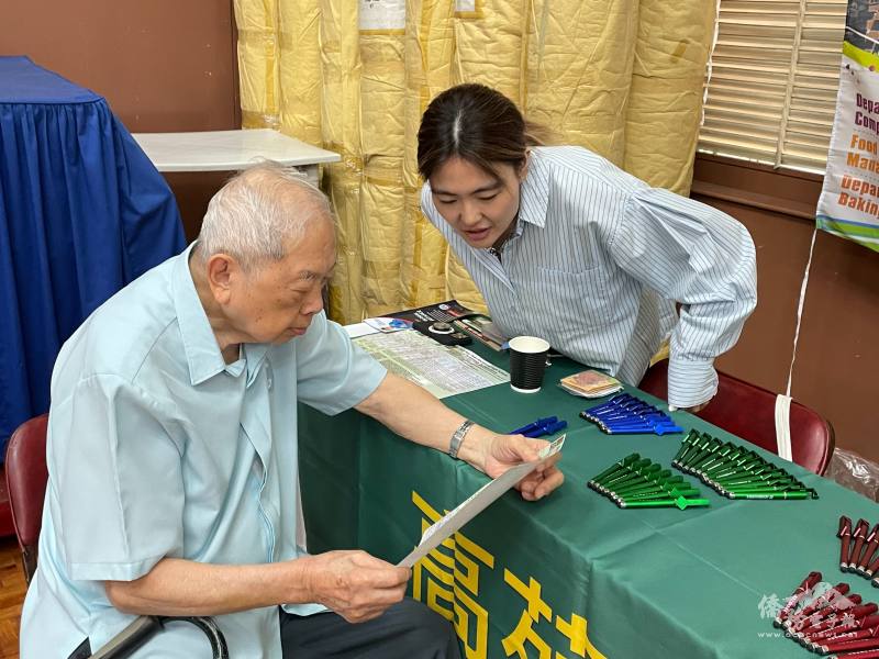 菲律賓靈惠學院董事長陳宏濤至各校攤位親自了解臺灣教育特色。