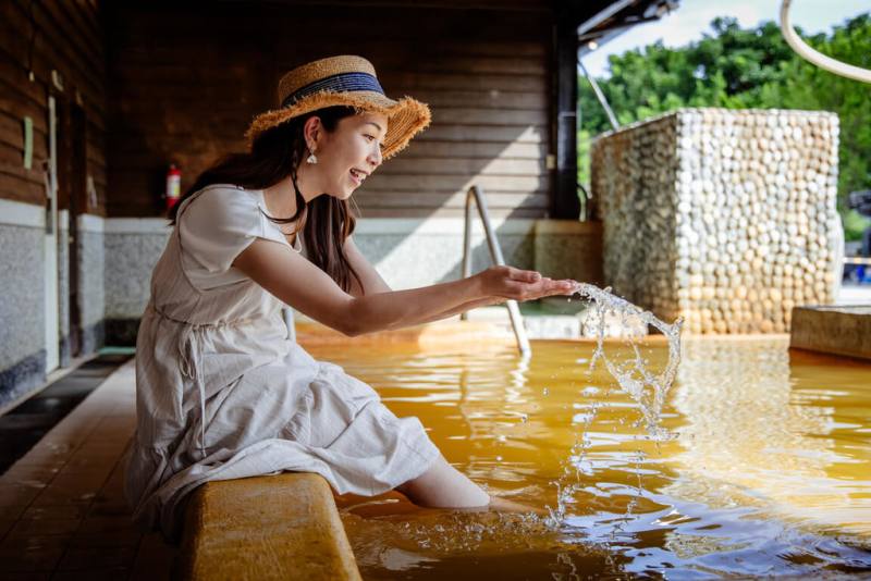 花蓮太平洋溫泉季開幕，縣府宣告瑞穗「英雄泉」與玉里安通「美人湯」年度療癒盛事展開，並廣邀「鏟子超人」到花蓮多住幾晚，以旅遊繼續支持花蓮。（花蓮縣政府觀光處提供）