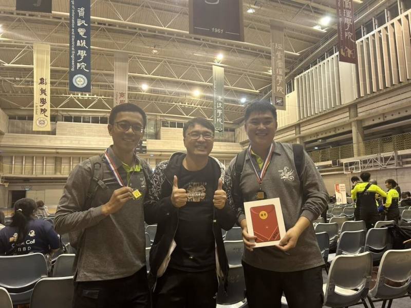 宜蘭縣消防局羅東分隊高級救護員趙三奇（前右）、冬山分隊高級救護員藍炳智（前左），在羅東聖母醫院醫師尤義中（前中）指導下，22日於全國呼吸道插管暨心肺復甦術競賽「呼吸道插管組」取得優等。（宜蘭縣消防局提供）